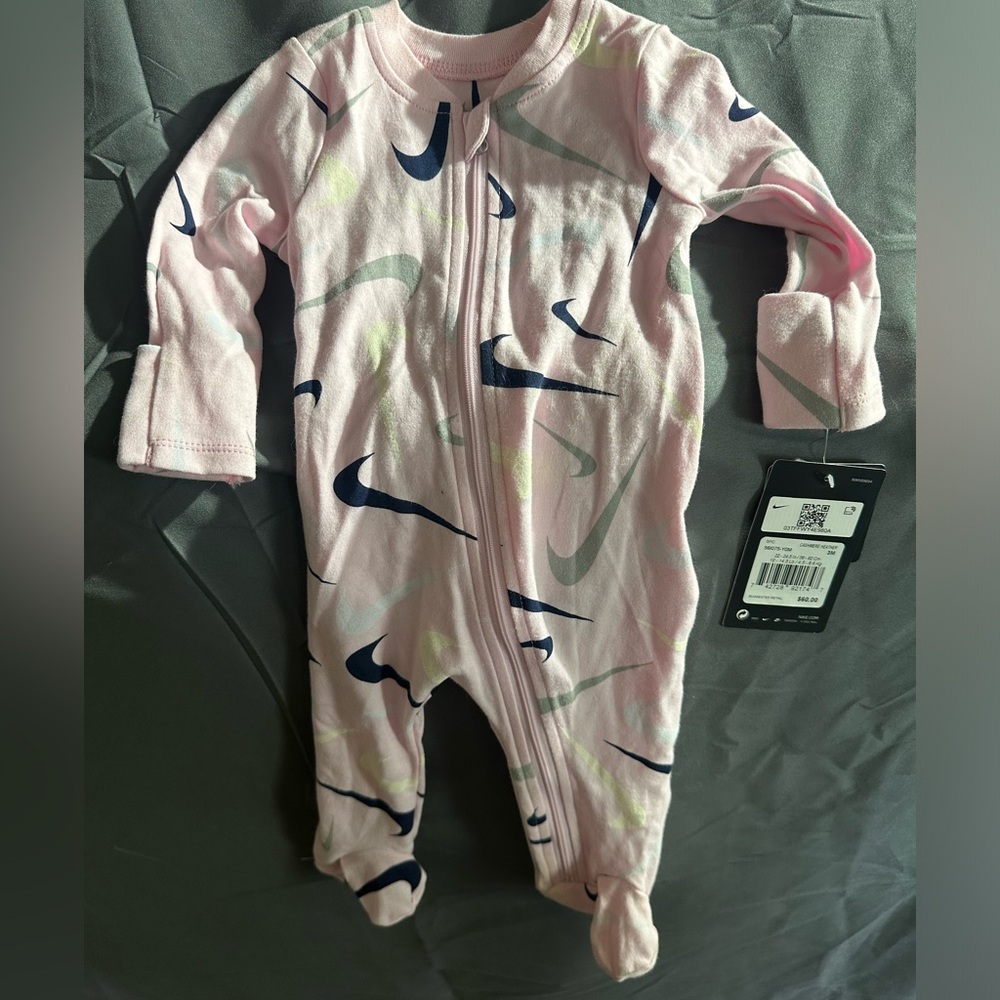 Nike 6 mo girl footie - NWTT